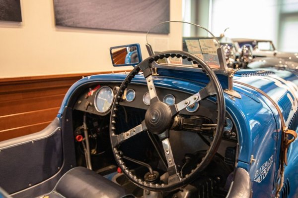 Емил Делайе започва да експериментира с автомобили още в края на XIX век, и през 1896 вече участва в състезания. След смъртта му през 1905 компанията се пренасочва към товарни автомобили и пожарни коли. Но през 30-те се завръща към състезанията с амбицията да ги използва като платформа за лансирането на луксозни модели. Състезателните версии на 135 остават по пистите необикновено дълго, чак до началото на 50-те, защото в първите години след войната нямат много конкуренция. Заради това и твърде малко са оцелели в добро състояние до днес. 
